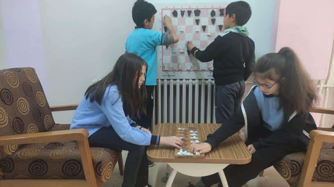 Okul koridorlarımıza, öğrencilerin ulaşabileceği şekilde mangala, satranç takımları v.b oyun takımları yerleştirdik.